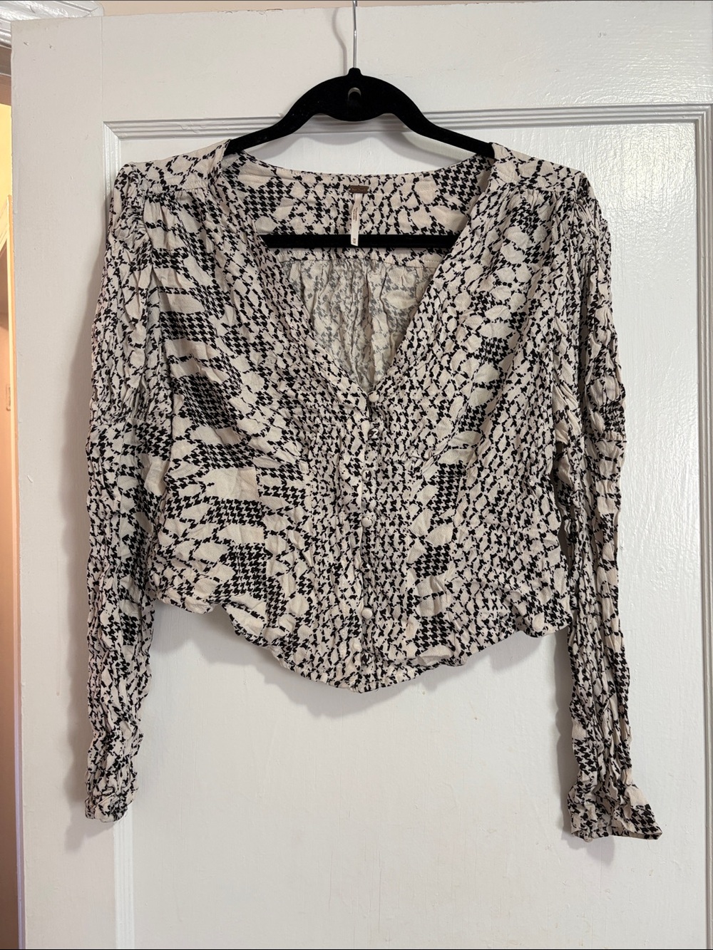 Free People Black and White V-Neck cropped long sleeve shirt Size Medium